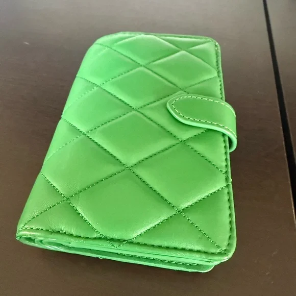 Kate Spade Vibrant Green Quilted Wallet - Picture 2 of 5